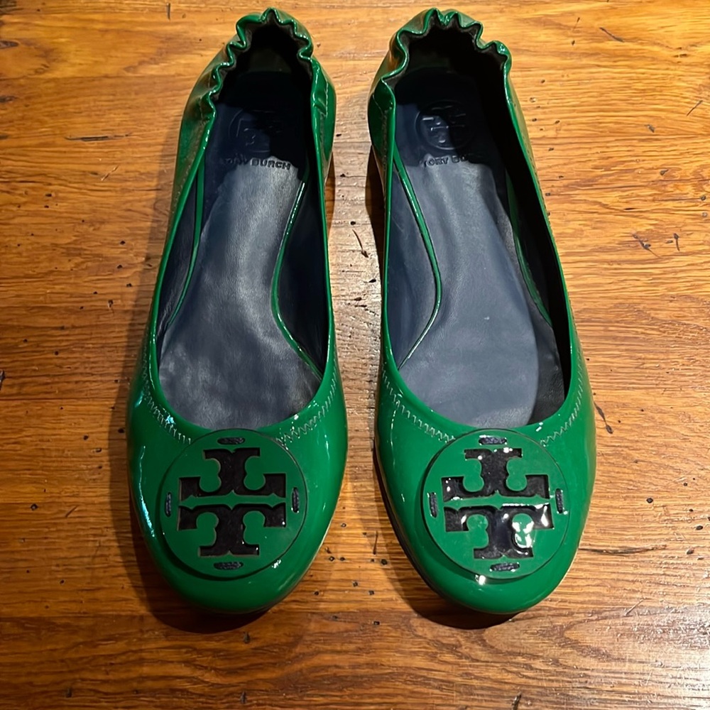 Reva ballet flats in Kelly green patent leather with a green and navy blue T’s.